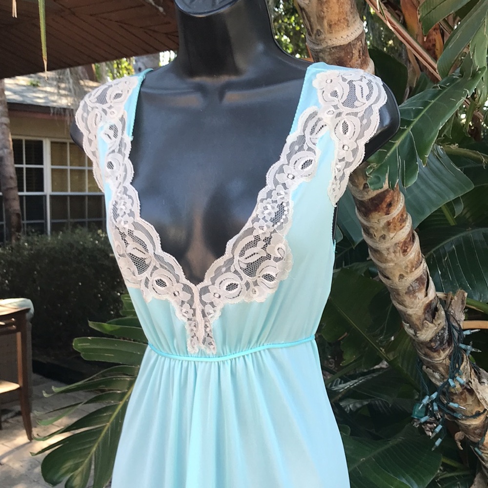 Vintage Kaiser lace trimmed tieback nightgown